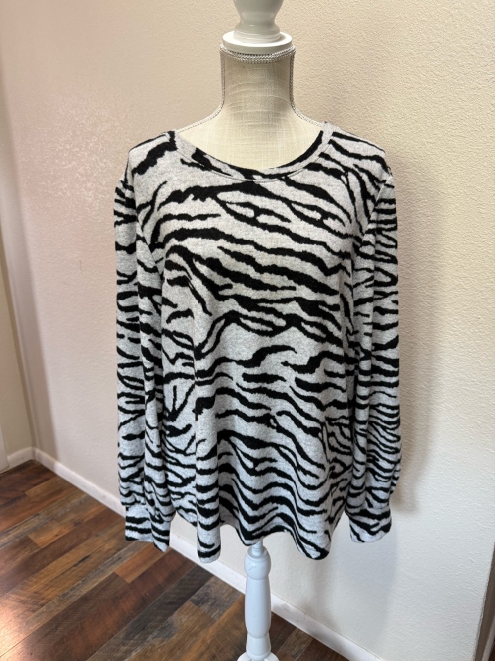 Social Standard - Women's Zebra Print Long Sleeve Top - Size XL